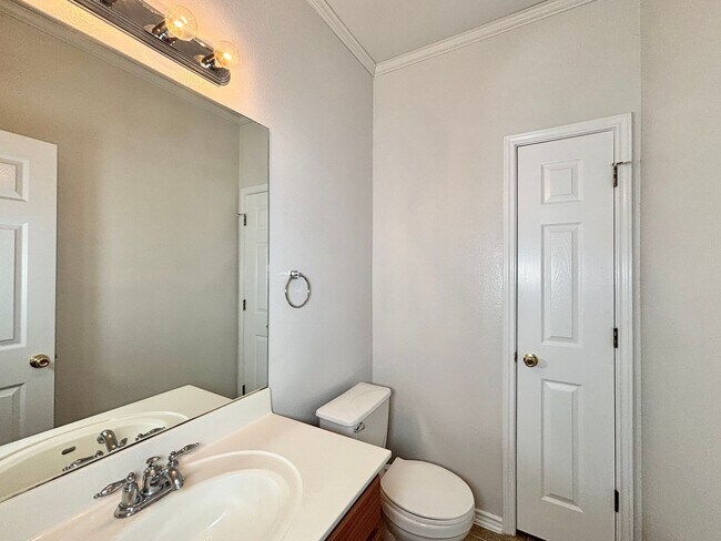 Building Photo - Spacious 3 bedroom home!