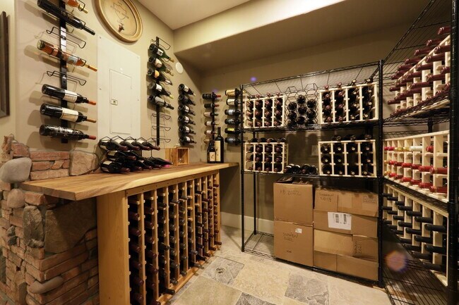 Building Photo - Don't miss this amazing opportunity to rent a higher end home nestled in the trees in the coveted...