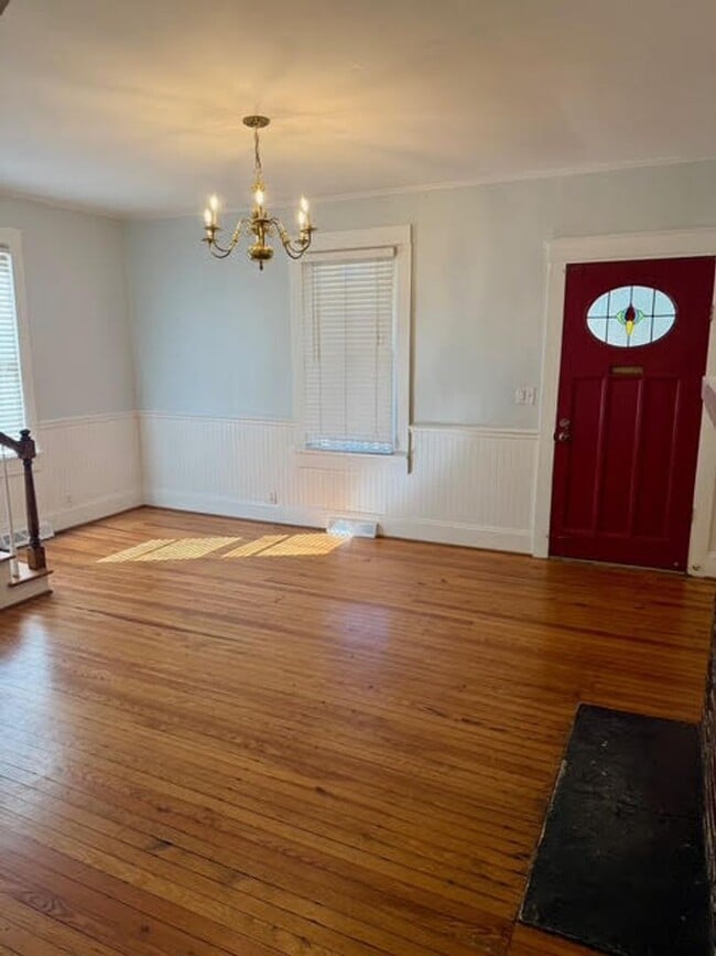 Building Photo - Charming 4BR/2BA House w/ Fenced back yard!