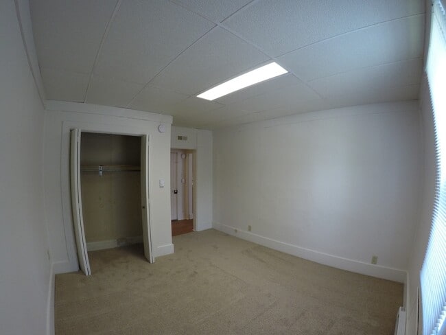 Building Photo - 3001 Kossuth St