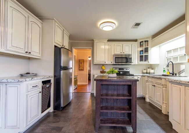 Building Photo - Gorgeous 4 Bedroom Home in Adamsville