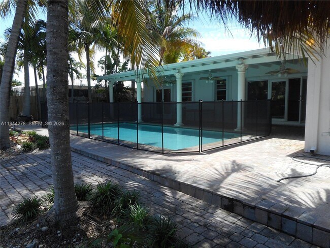 Building Photo - 2325 Magnolia Dr