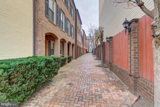 Building Photo - 900 24th St NW