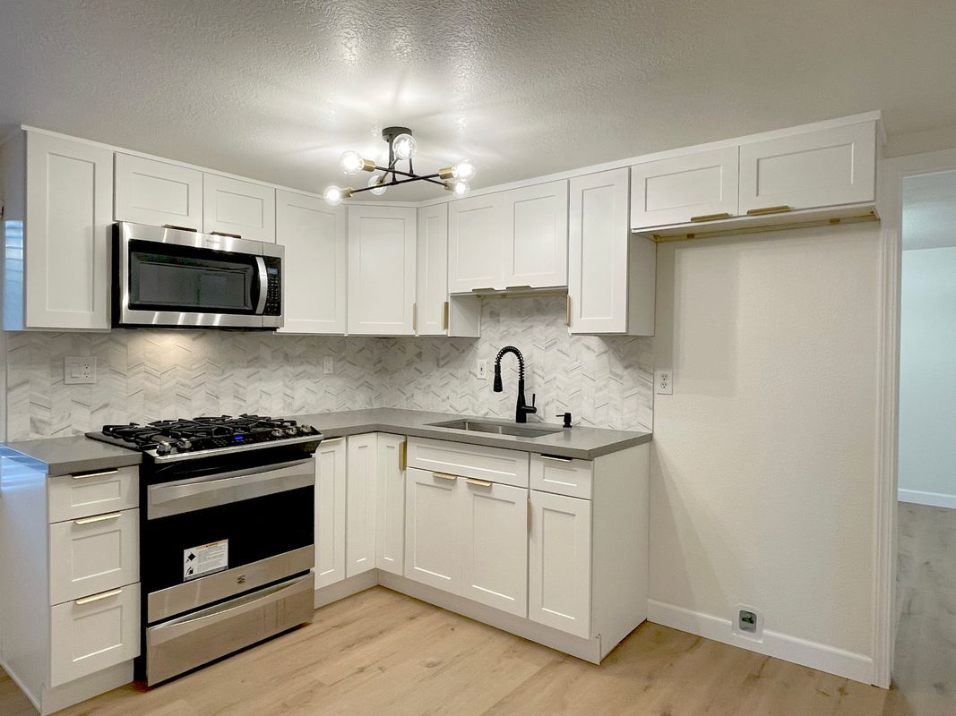 Building Photo - 3141 Hillview Dr N