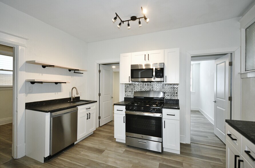 Building Photo - 2611 Voelkel Ave