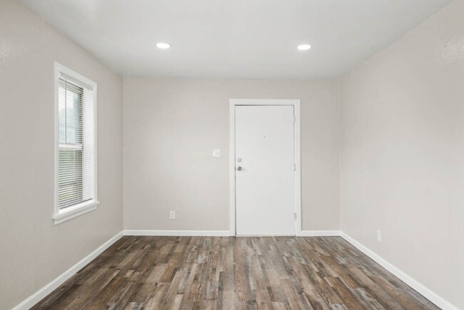 Building Photo - Babb Dr Duplex