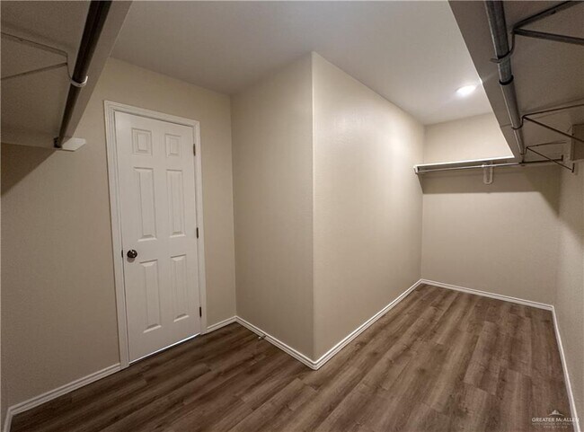 Building Photo - 19 Briarwood Dr