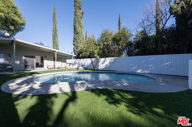 Building Photo - 18244 Jovan St