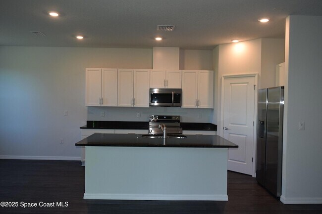 Building Photo - 3143 Fullerton Ave