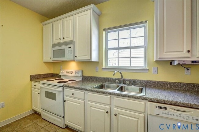 Building Photo - 4620 Twin Hickory Lake Dr