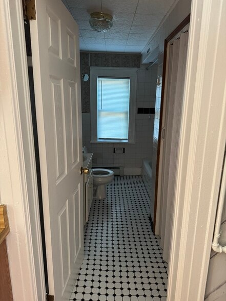 Full Bathroom - 476 E 33rd St