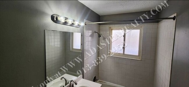 Building Photo - MOVE IN SPECIAL!! Cozy 2 Bed 1 Bath Duplex in KCK-Available NOW!! MOVE IN SPECIAL $400 OFF 2nd Mo...