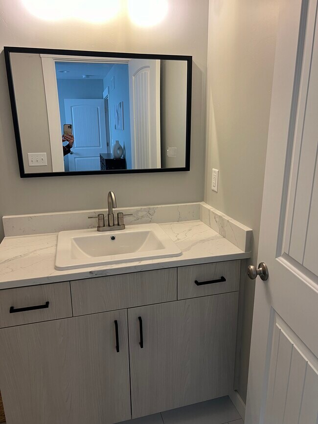 Building Photo - 418 W 18th St