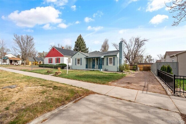 Building Photo - 1321 E Monument St