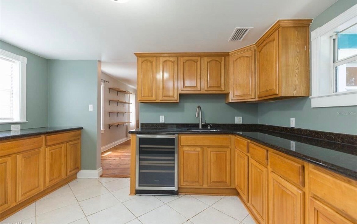 Kitchen - 1221 E Flora St