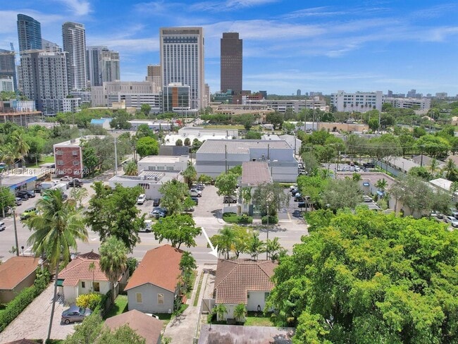 Building Photo - 615 SW 4th Ave