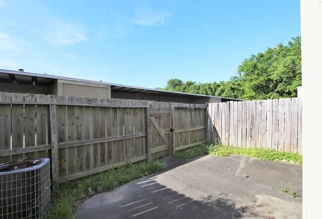 Building Photo - 2115 E Weldon Dr
