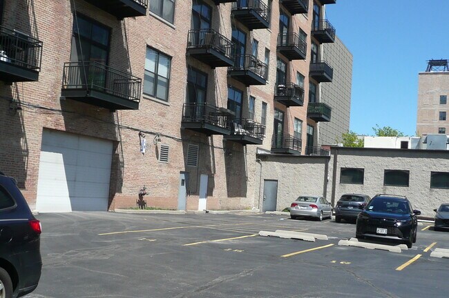 Building Photo - 2024 S Wabash Ave