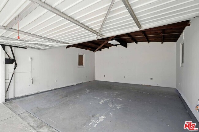 Building Photo - 1054 S Plymouth Blvd