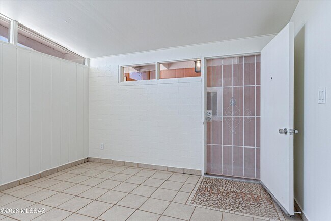 Building Photo - 104 N Douglas Ave