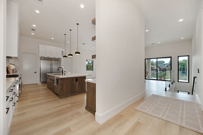Building Photo - Waterfront 4 bed 4 bath 3,887 sq. ft.