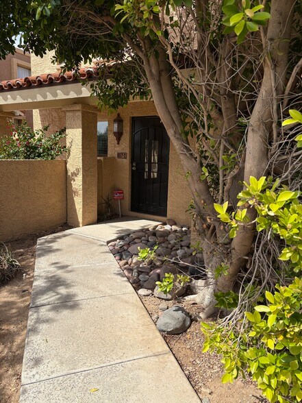 Front entry - 817 E North Ln