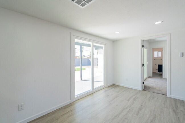 Building Photo - 460 N Longmore