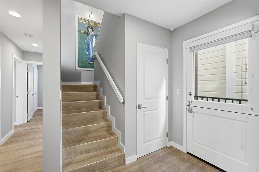 Building Photo - 116 5th Pl