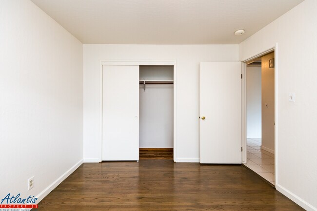 Building Photo - Williams Way 1030/1032