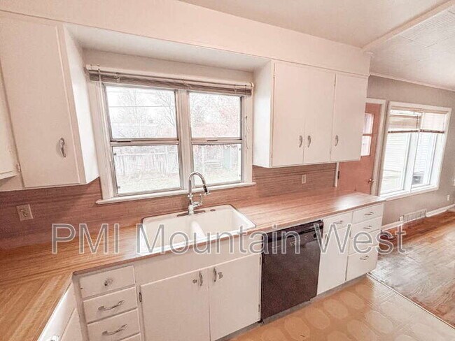 Building Photo - 481 E 2875 N