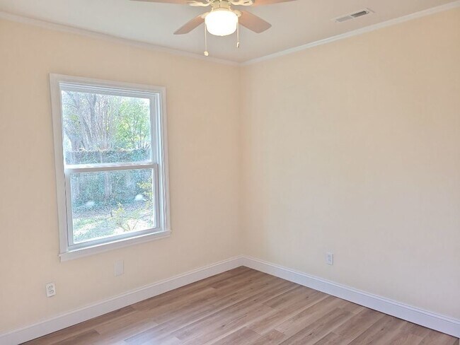 Building Photo - 3 bedroom 1 bath ranch home w/ large fence...