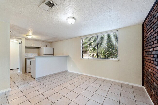 Building Photo - 15919 Golf Club Dr