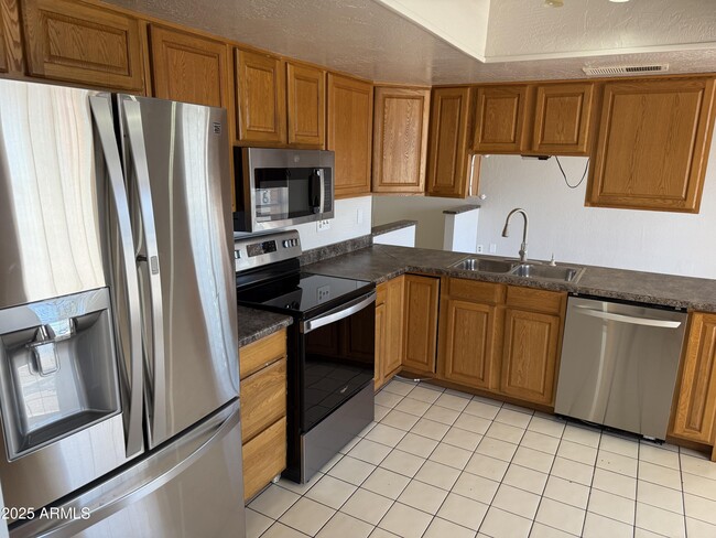 Building Photo - 420 W Sequoia Dr