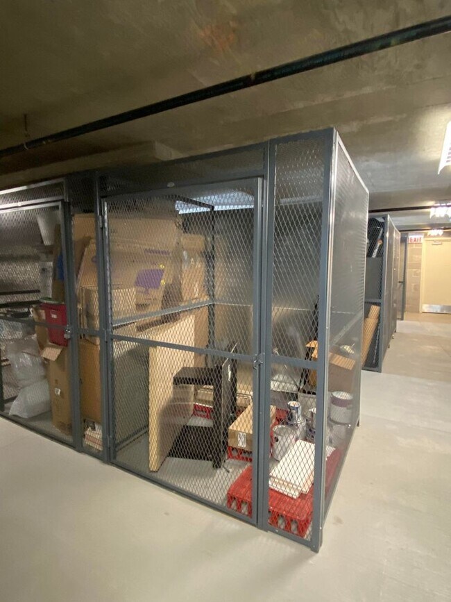 Building Photo - 933 W Van Buren St