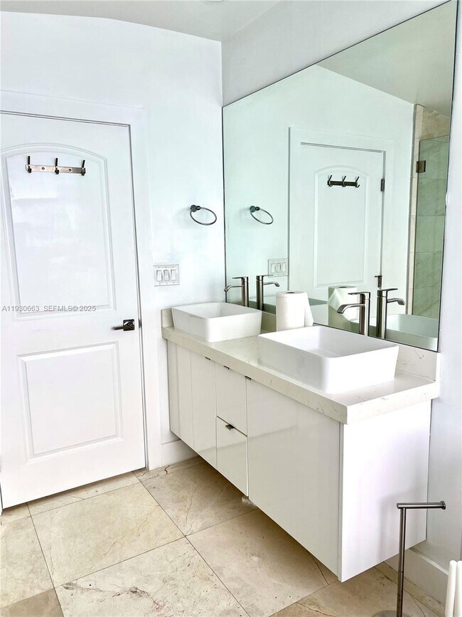 Building Photo - 2536 Flamingo Ln