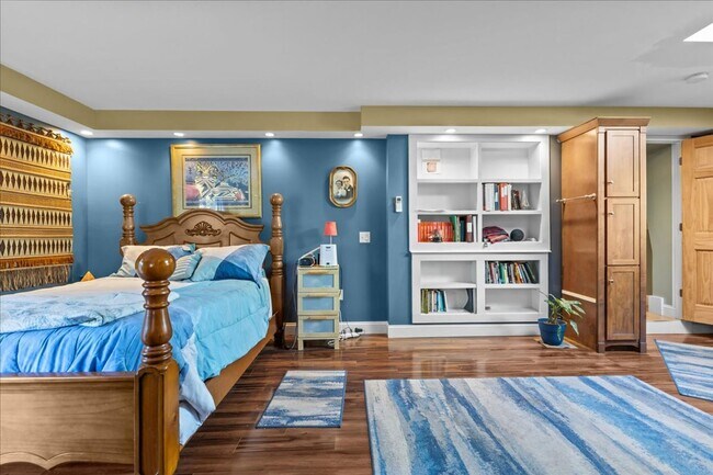 Building Photo - Well-Cared for historic beauty in private setting tucked in the Hill Section