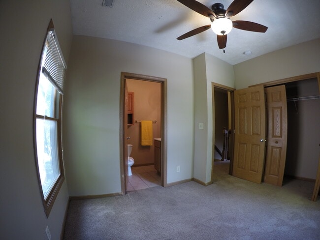 Building Photo - 302 N Chauncey Ave