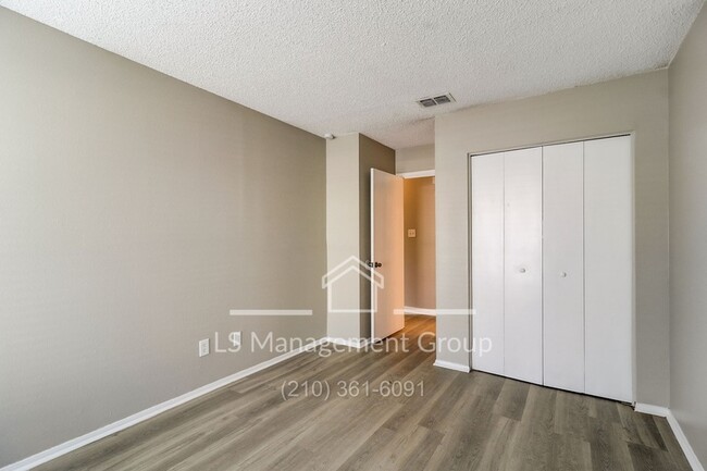 Building Photo - 7523 Oak Chase