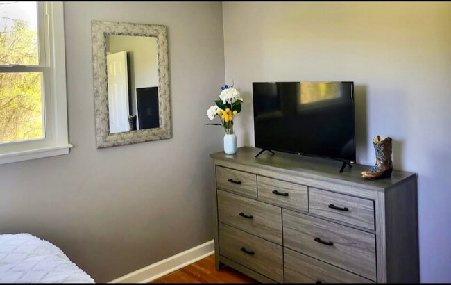 Building Photo - 202 Edgewater Dr