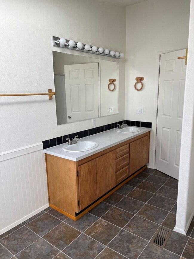 Building Photo - Round Lake Estates