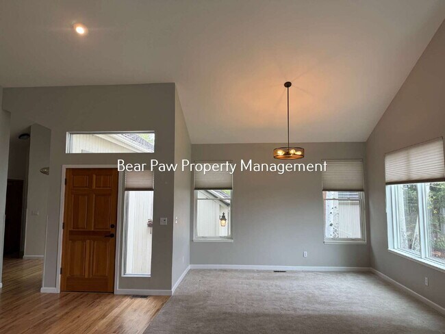 Building Photo - Charming 2-Bed Townhome in North Evergreen!