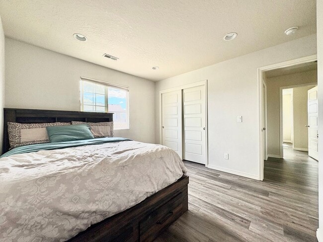 Building Photo - 3 Bed, 2.5 Bath Lakeview Home (Upper Unit) with Private Yard in Quiet Neighborhood!