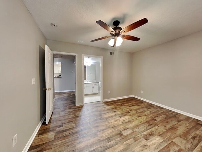 Building Photo - 725 Crest Pines Dr