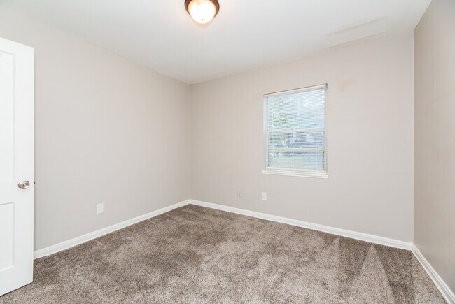 Building Photo - 961 Kenmore St