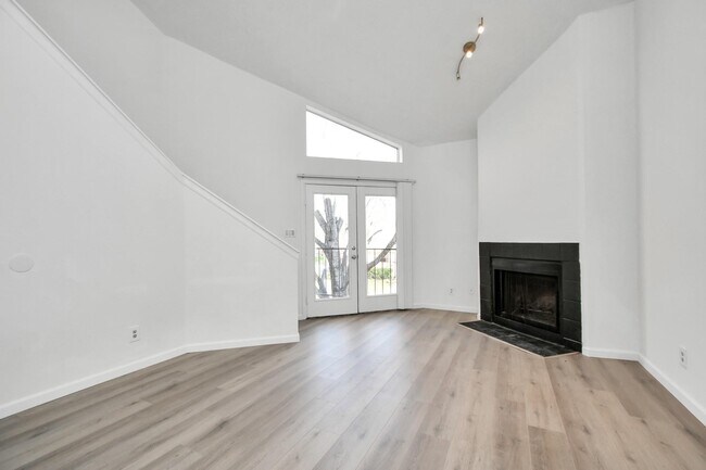 Building Photo - 10855 Meadowglen Ln