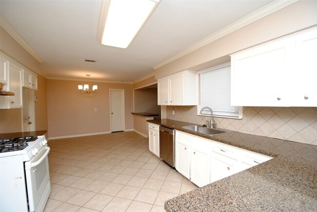 Building Photo - 10034 Cedardale Dr