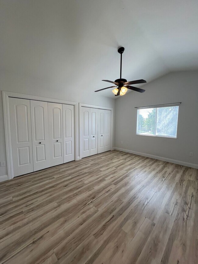 Building Photo - 7501 Canyon Clover Dr