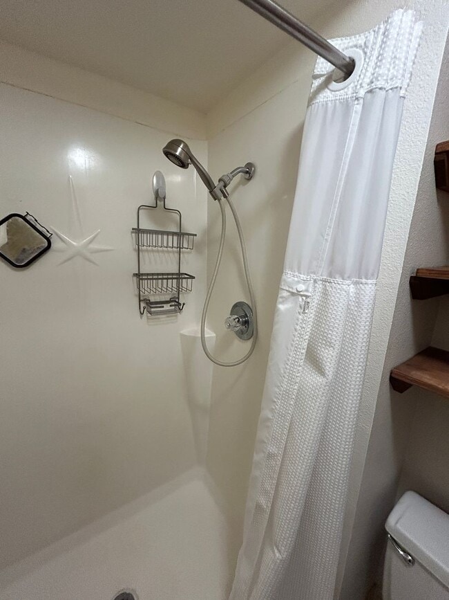 Building Photo - Rare short term lease with this 3/2 in Lake of the PInes - May or June-October