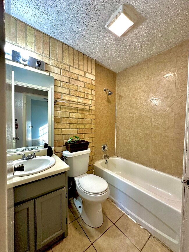 Building Photo - 311 Soria Dr
