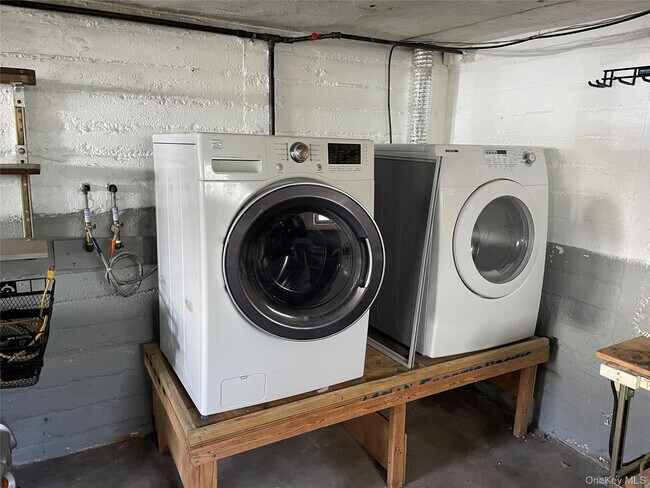 Building Photo - 8 Cameron Ln